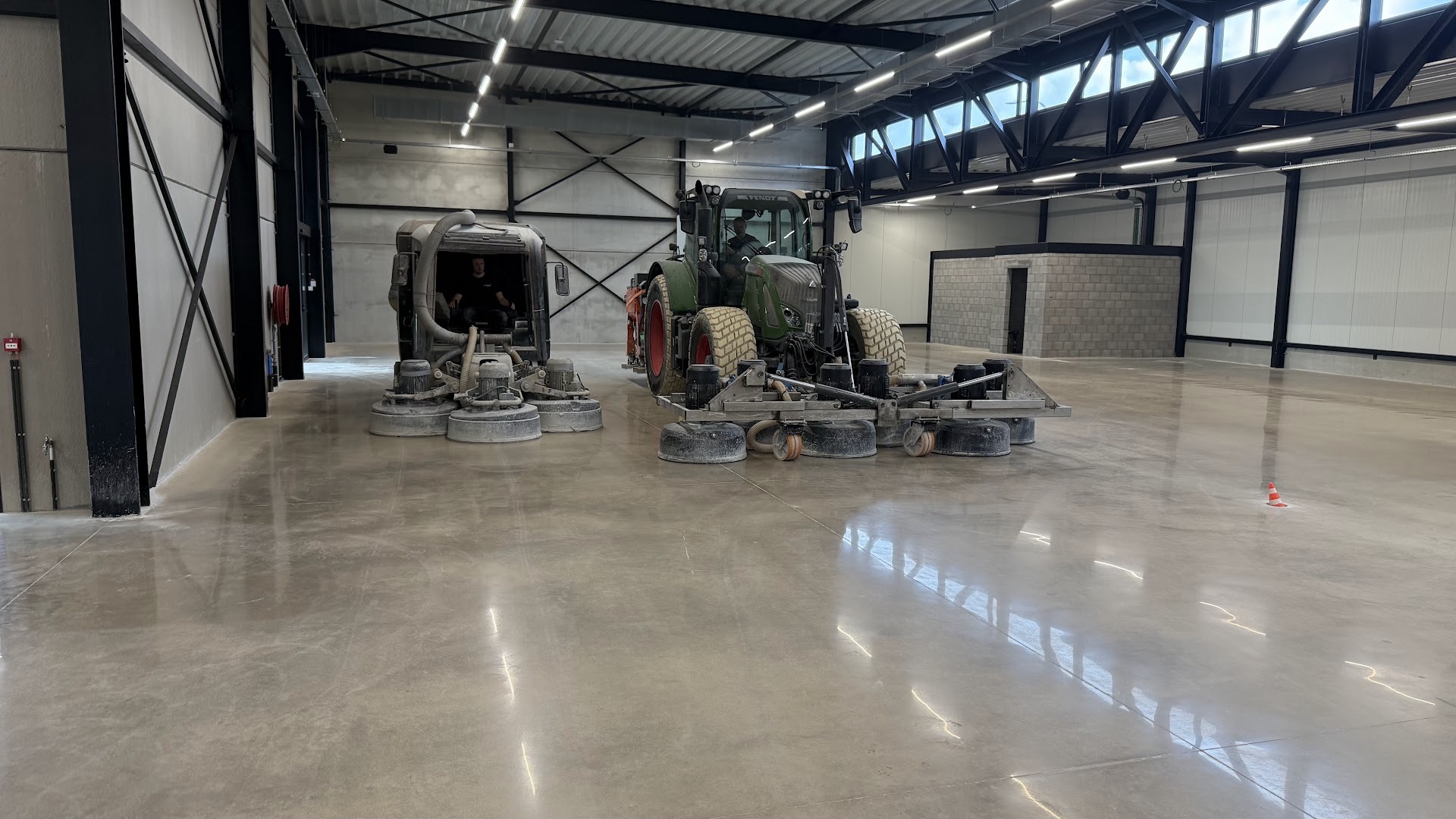 Onderhoudsvriendelijke en stofvrije vloer voor Aveve De Schutter - Stofvrije renovatie van bedrijfsvloer - Art & Reno