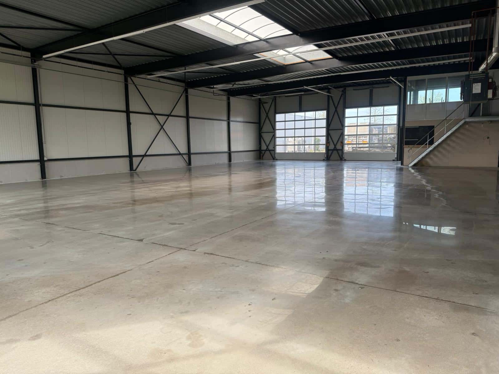 Gerenoveerde betonvloer – Bedrijfswagencentrale in Roosendaal