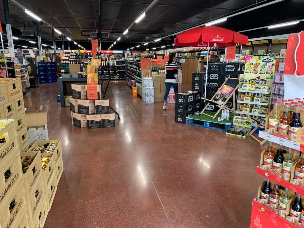 Herstelde betonvloer winkelruimte
